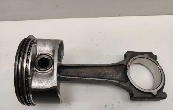 Dodge Challenger Piston with connecting rod 53021538AD 53021539AD 05086011AA