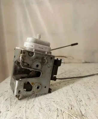 Audi A4 S4 B5 8D Front door lock 4D1837016D