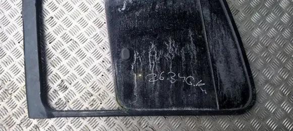 Mitsubishi Pajero Rear side window