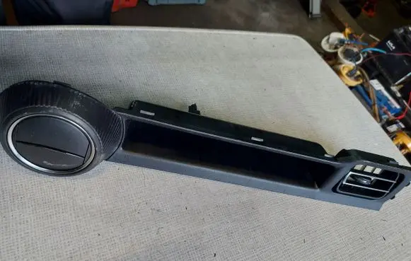 Suzuki Ignis Dash center air vent grill 7384162R6
