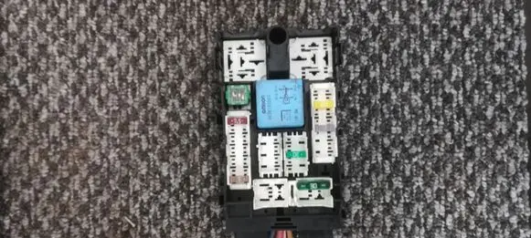 Peugeot 208 Fuse module 9665492680