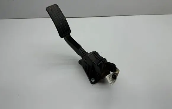 Accelerator throttle pedal
