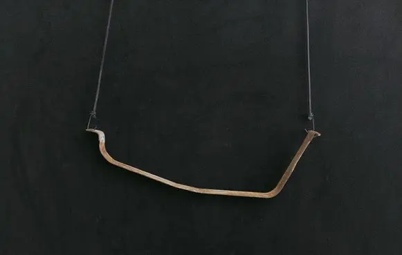 Fuel tank mounting bracket