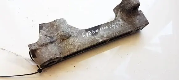 Toyota Avensis T270 Engine mounting bracket