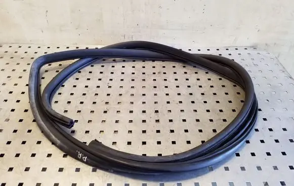 Chevrolet Captiva Front door rubber seal