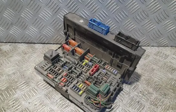 BMW 1 E81 E87 Fuse module 9119446 90400641 17925000000A