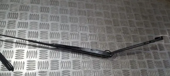 Nissan X-Trail T30 Front wiper blade arm B46RA