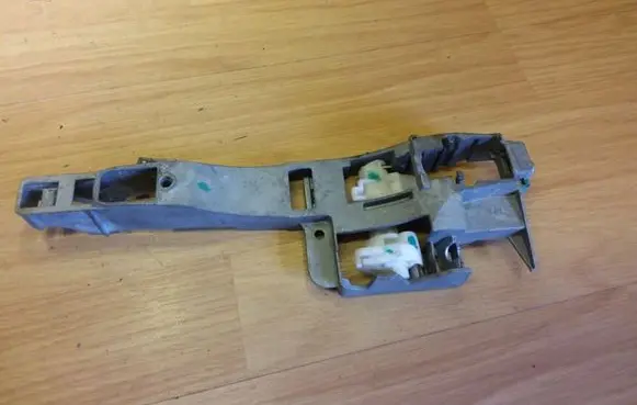 Rear door exterior handle/bracket