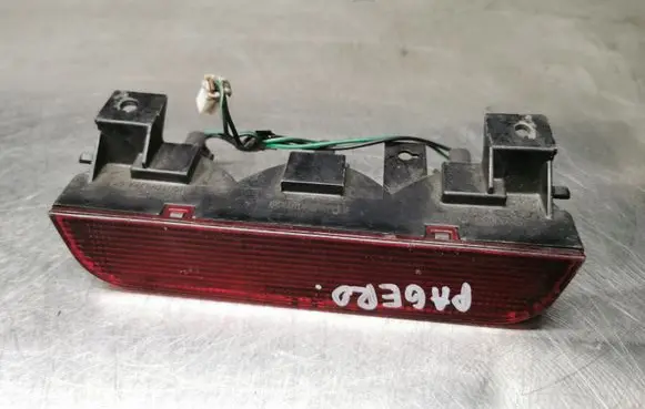 Mitsubishi Pajero Third/center stoplight