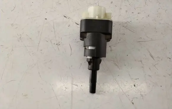 Volkswagen PASSAT B5.5 Brake pedal sensor switch 22915A