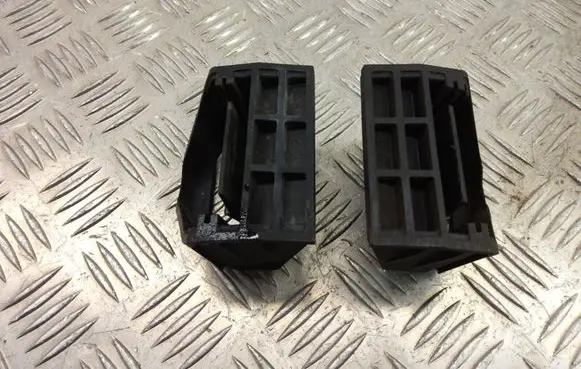BMW X3 F25 Radiator mount bracket 7593779