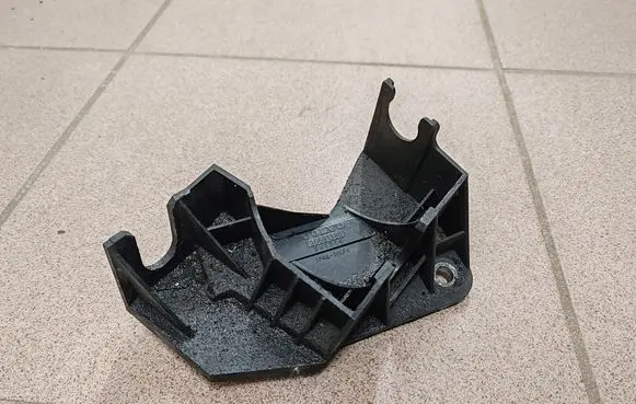 Volvo V50 Gear shift cable bracket 30681386