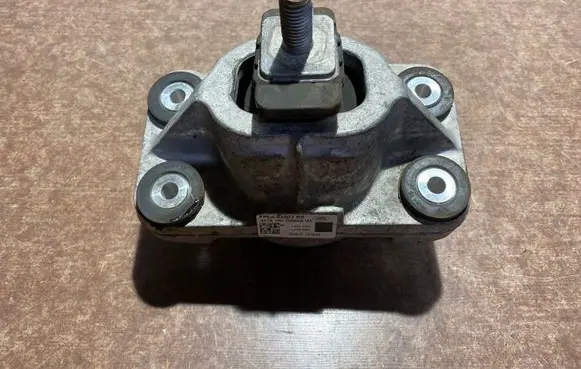 Land Rover Range Rover Sport L494 Engine mount bracket FPLA6A003