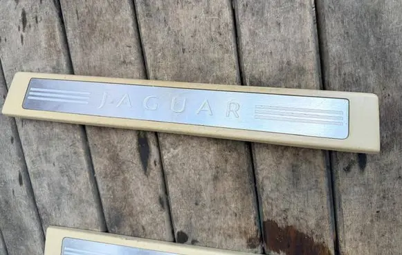 Jaguar XF X250 Front sill trim cover 8X2313200AF