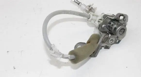 Honda CR-V Front door lock (next to the handle) 