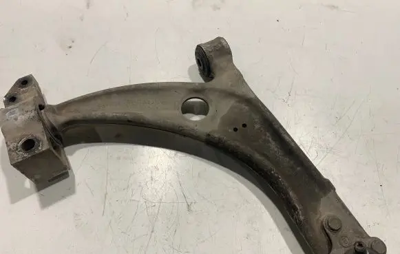 Volkswagen PASSAT B6 Front lower control arm/wishbone 3C0407153B