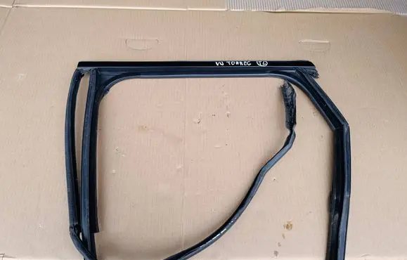 Volkswagen Touareg III Rubber seal rear door window/glass 760839431