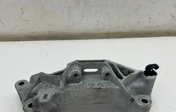 Engine mounting bracket