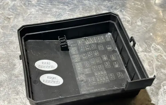 Citroen C-Crosser Fuse box cover 8565A024