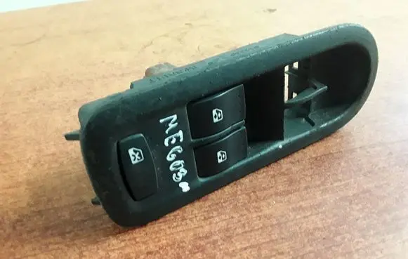 Renault Megane II Electric window control switch 156018070