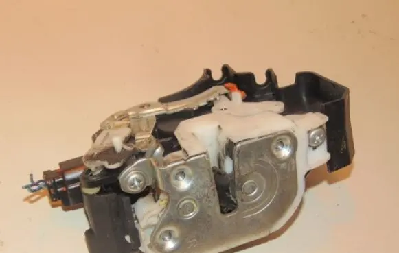 Mitsubishi Colt Rear door lock MN145942
