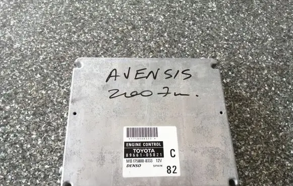 Toyota Avensis T250 Engine control unit/module 8966105821 MB1758008333