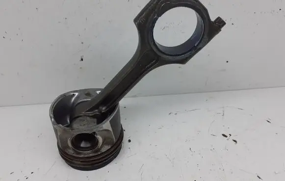 Volvo XC60 Piston with connecting rod