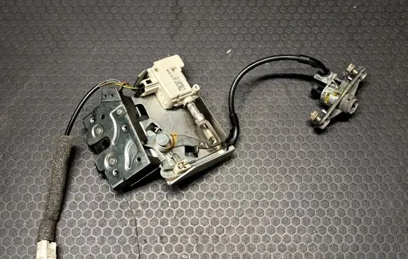 Ford Mondeo Mk III Tailgate/trunk/boot lock/catch/latch 2S71F43102AB