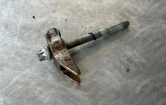 Peugeot 5008 II Fuel Injector clamp holder 9811760780