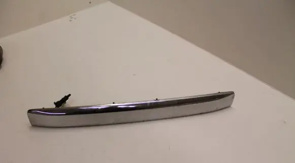 Trunk door license plate light bar