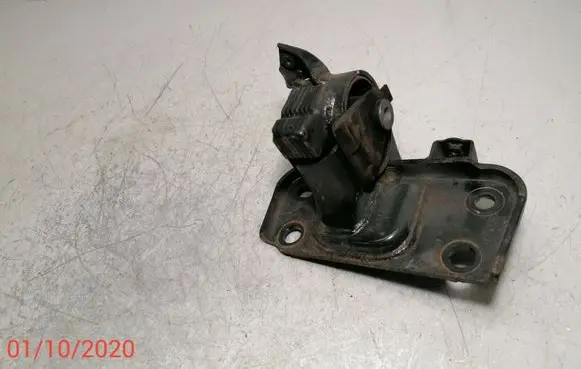 Toyota Avensis T270 Engine mount bracket