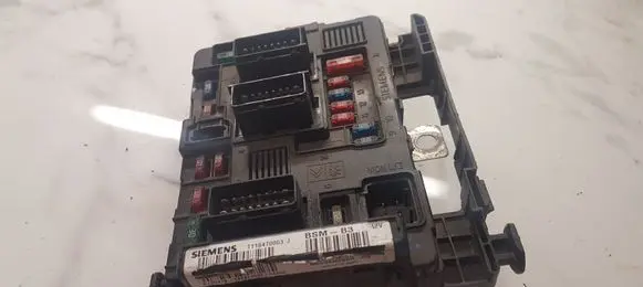 Peugeot 206 Fuse module T118470003J 9643498880