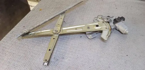 Mitsubishi Lancer VIII Front door window regulator with motor 5713A085