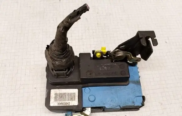 Volvo V70 Front door lock 30663042