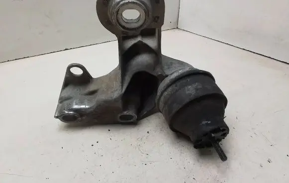 Volkswagen PASSAT B5 Engine mounting bracket 4B0199352A