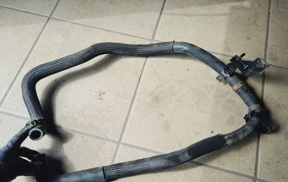Nissan Leaf I (ZE0) Electric car engine cooling hoses/pipes EPDME