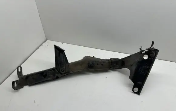 Audi A4 S4 B8 8K Fender mounting bracket 8K0821135C