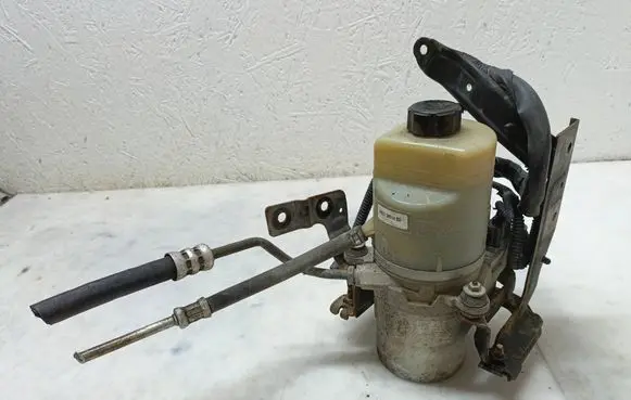 Ford Focus Power steering pump 4M513K514BD