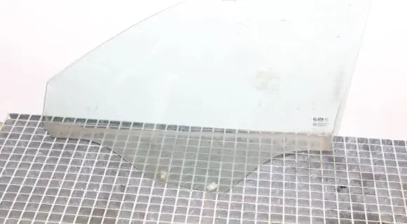 Chevrolet Captiva Front door window glass four-door
