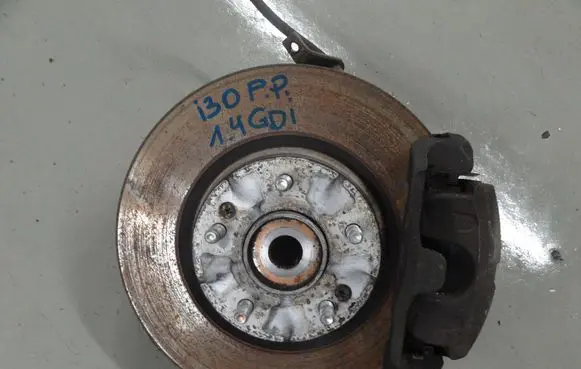 Hyundai i30 Front wheel hub spindle knuckle
