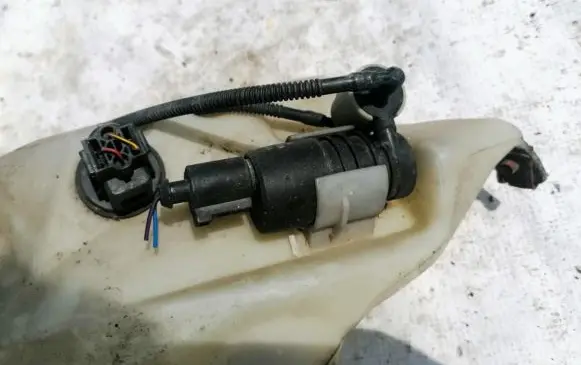 Audi A4 S4 B6 8E 8H Windscreen/windshield washer pump 860142728 860142-728