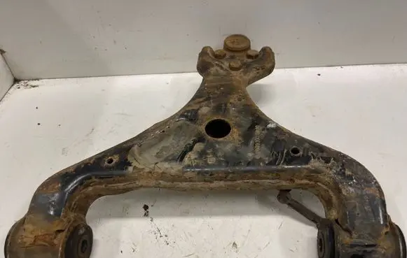 Mercedes-Benz Vito Viano W639 Front lower control arm/wishbone A6393300810