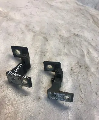 Volkswagen Tiguan Front door hinge set 8x0831403e