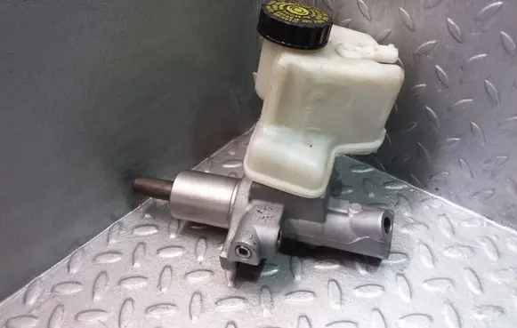 Brake fluid reservoir
