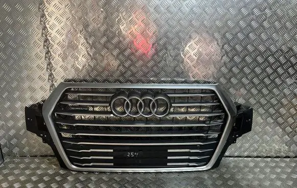 Audi Q7 4M Front bumper upper radiator grill 4M0853651