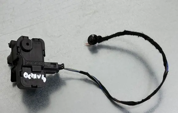 Fuel tank cap lock