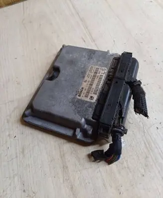 Opel Astra G Engine control unit/module 90589736 28SA3739 0281001670