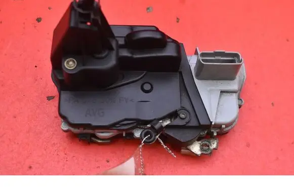 Peugeot 307 Front door lock 