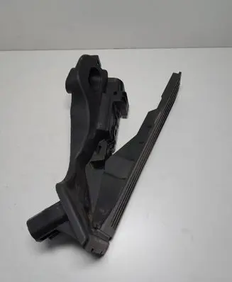 Accelerator throttle pedal