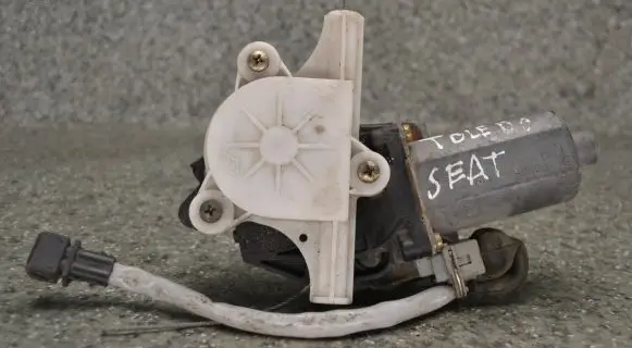 Seat Toledo I (1L) Front door window regulator motor 0130821666